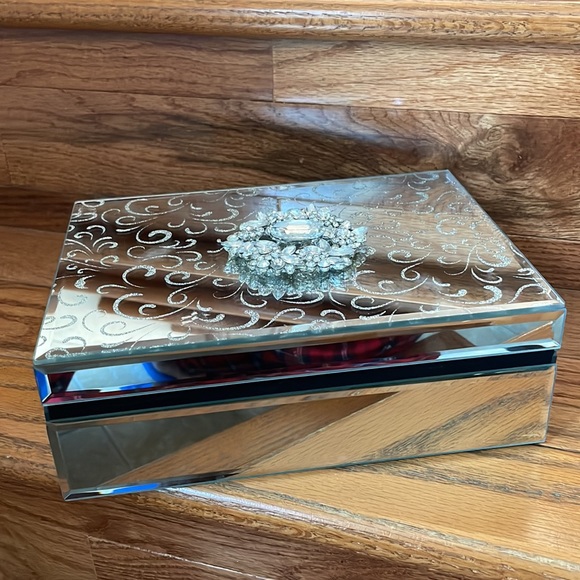 Classic Celebrations Personalized Mirrored Jewelry Box - Picture 3 of 12